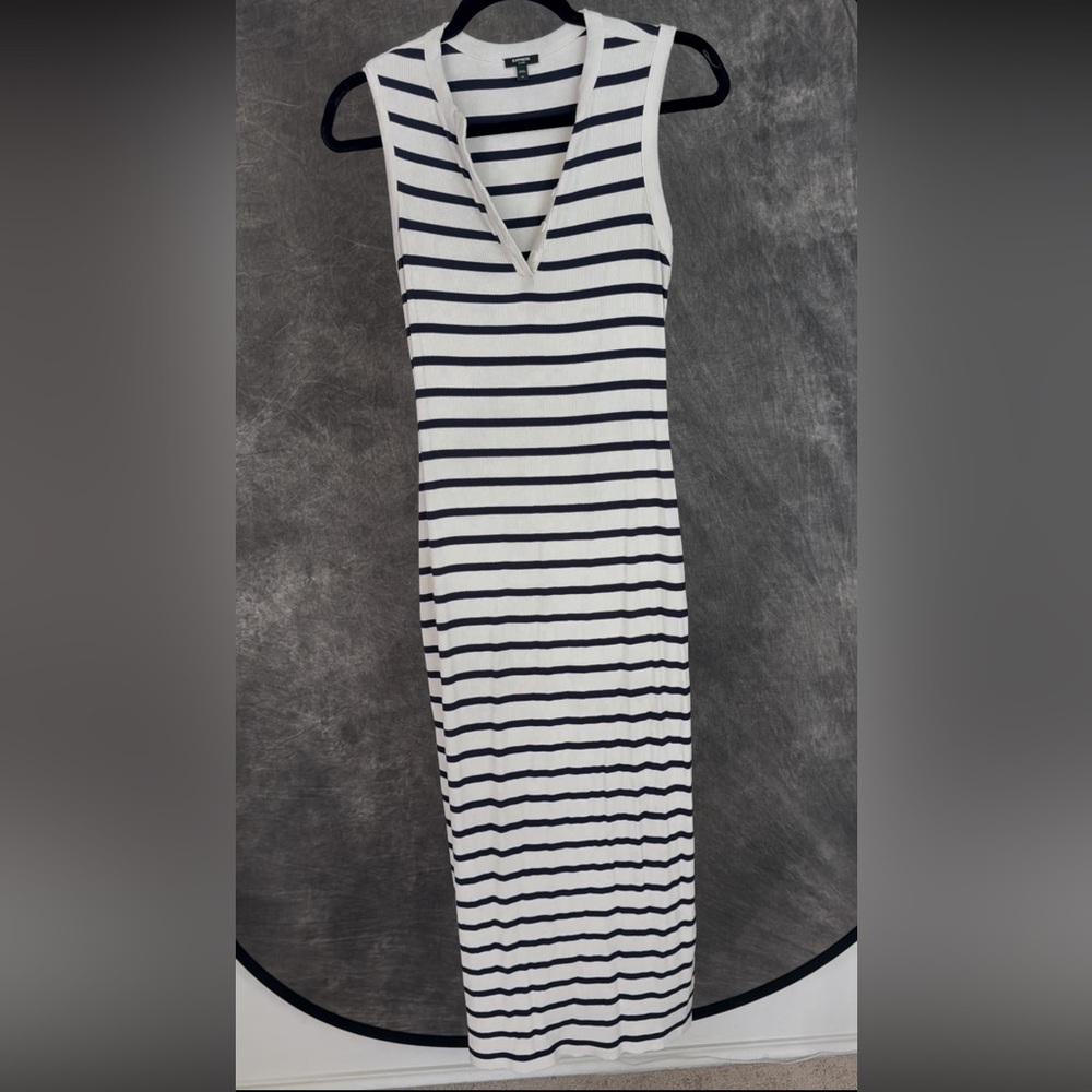 Express Ribbed Stripe V-Neck Midi Dress / Black & White / XS